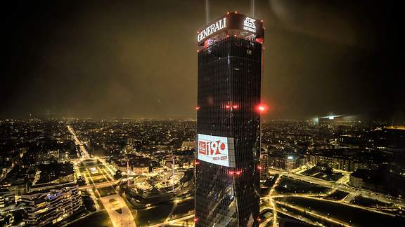 190 Jahre Generali: Der Generali Tower in Mailand bei Nacht 