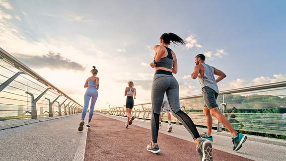 Junge Menschen joggen in der Gruppe