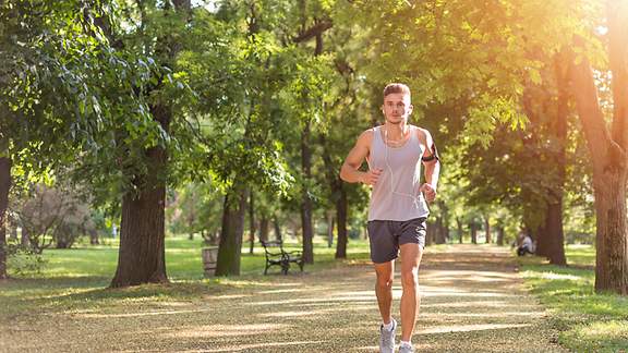 Mann joggt im Park