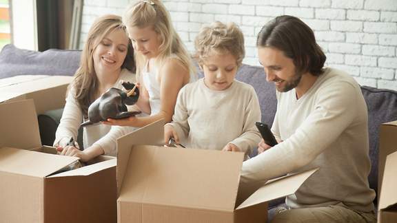 Familie packt Umzugskartons aus