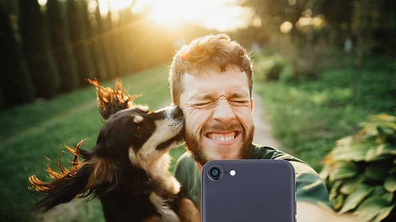 Ein Mann macht ein Selfie von sich und seinem Hund