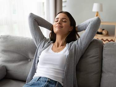 Eine junge Frau entspannt auf dem Sofa