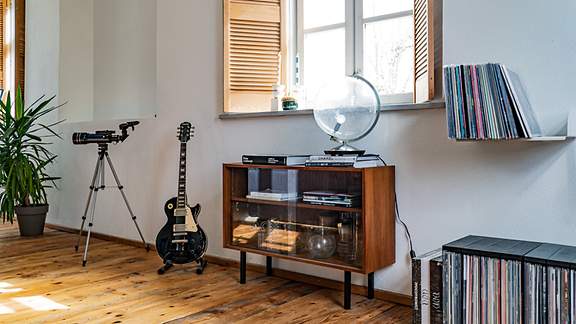 Wohnzimmer mit Gitarre und Schallplatten