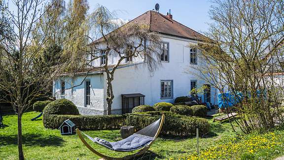 Großes altes Einfamilienhaus mit schönem Garten