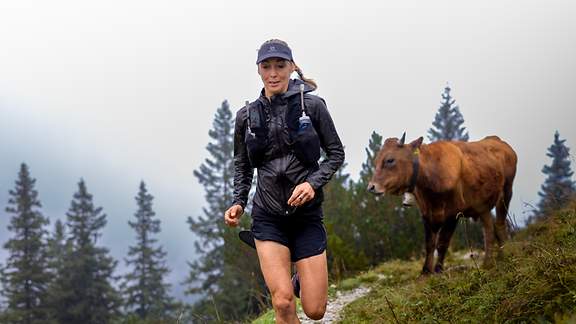 Eva Sperger teilt sich ihren Running Trail mit einer Kuh