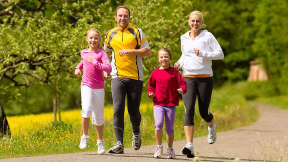 Junge Familie beim gemeinsamen Laufen