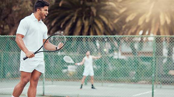 Indischstämmiger Tennisspieler jubelt auf dem Platz