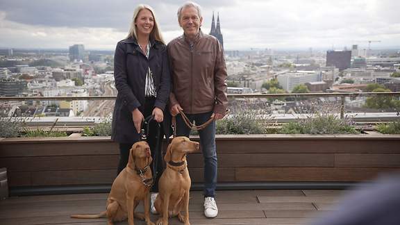 Hans Sonnen und Sandra Schild mit ihren Schimmel-Spürhunden