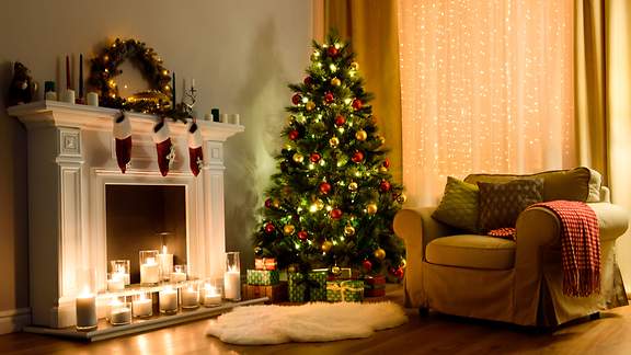 Ein weihnachtlich geschmücktes Wohnzimmer mit dekoriertem Baum