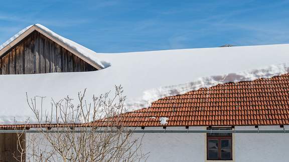 Ein schneebedecktes Dach, auf dem eine Dachlawine abging