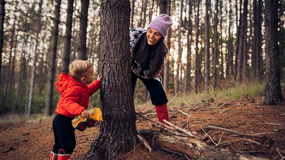 Mutter und Sohn spielen im Wald