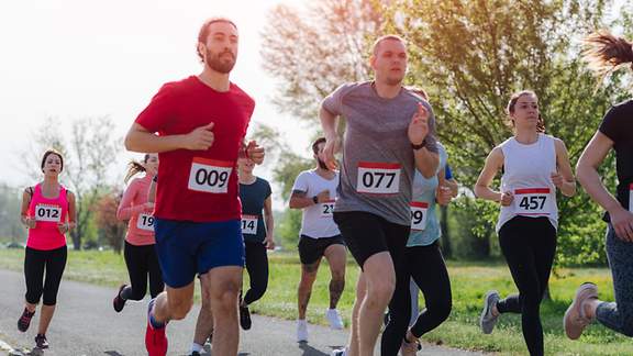 Eine Gruppe von Läufern auf einer Landstraße während eines Marathons 