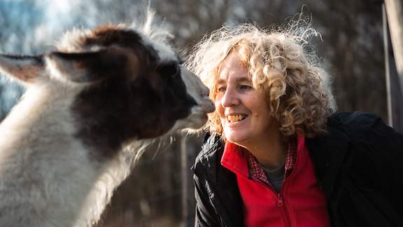 Therapeutin Beate Pracht im Zwiegespräch mit einem Lama