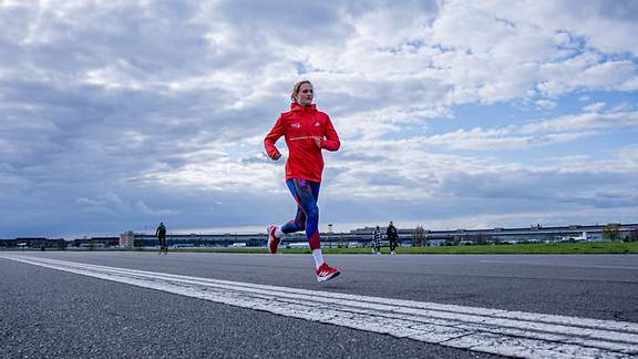 Marathonläuferin Debbie Schöneborn beim Training im Freien