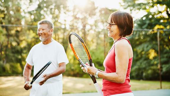 Älteres Paar auf dem Tennisplatz