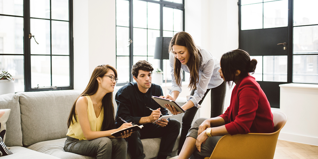 Junge Menschen in Gesprächen und Teamsituationen während ihrer kaufmännischen Ausbildung.