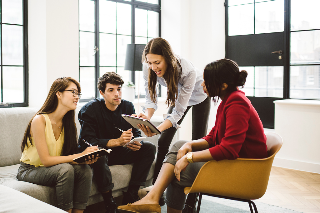 Junge Menschen in Gesprächen und Teamsituationen während ihrer kaufmännischen Ausbildung.