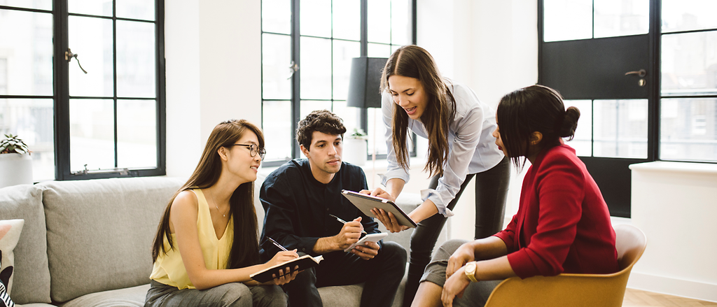 Junge Menschen in Gesprächen und Teamsituationen während ihrer kaufmännischen Ausbildung.
