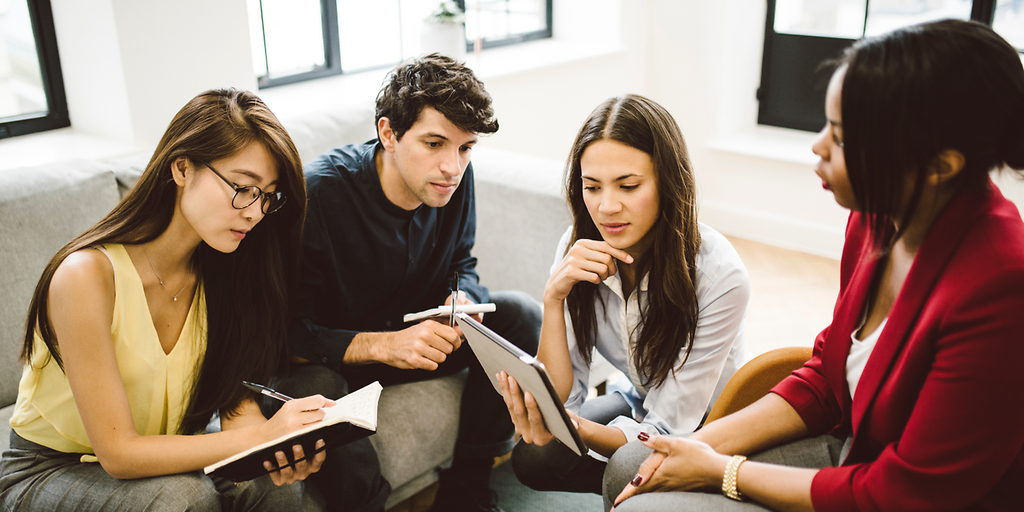 Junge Menschen in Gesprächen und Teamsituationen während ihrer kaufmännischen Ausbildung