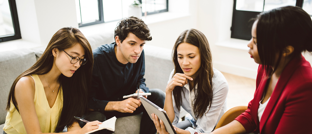 Junge Menschen in Gesprächen und Teamsituationen während ihrer kaufmännischen Ausbildung